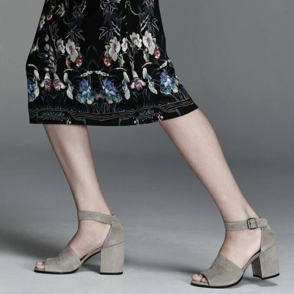 Stuart Weitzman Sohogal Suede Sandals Size 11 Haze/Taupe Suede 3.5" Block Heel
